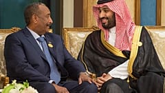صورة أرشيفية لولي العهد السعودي محمد بن سلمان وقائد الجيش السوداني عبد الفتاح برهان 