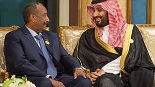 صورة أرشيفية لولي العهد السعودي محمد بن سلمان وقائد الجيش السوداني عبد الفتاح برهان