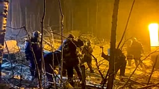 Спасатели разбирают обломки разбившегося Ан-12 под Иркутском