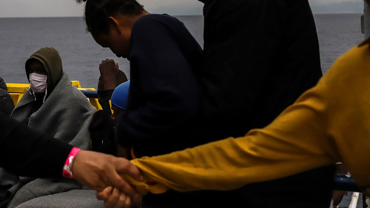 Hunderte Flüchtlinge im Mittelmeer gerettet