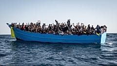 Barco de madeira sobrelotado de migrantes auxiliado no Mediterrâneo
