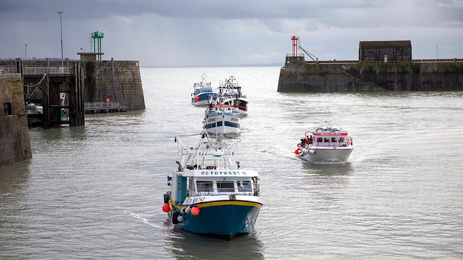 Des chalutiers français reviennent au port en Normandie (Granville, le 2 novembre 2021)