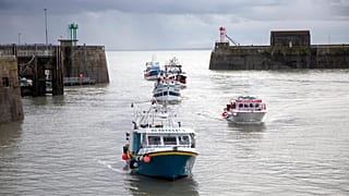 Des chalutiers français reviennent au port en Normandie (Granville, le 2 novembre 2021)