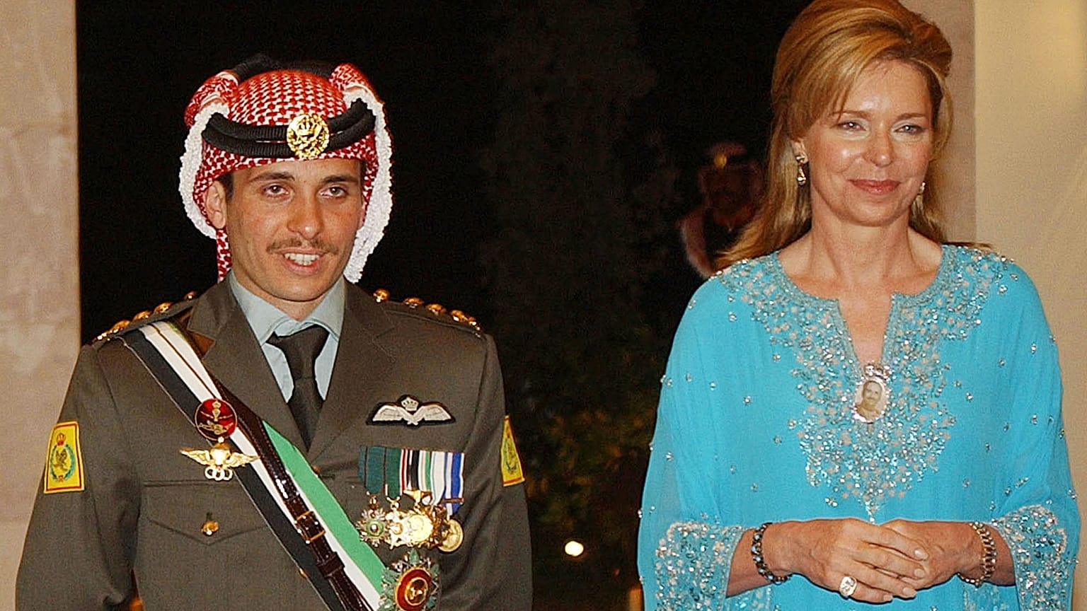 Ürdün'ün eki Veliaht Prensi Hamza bin Abdullah ve annesi, eski Kraliçe Nur Abdullah 