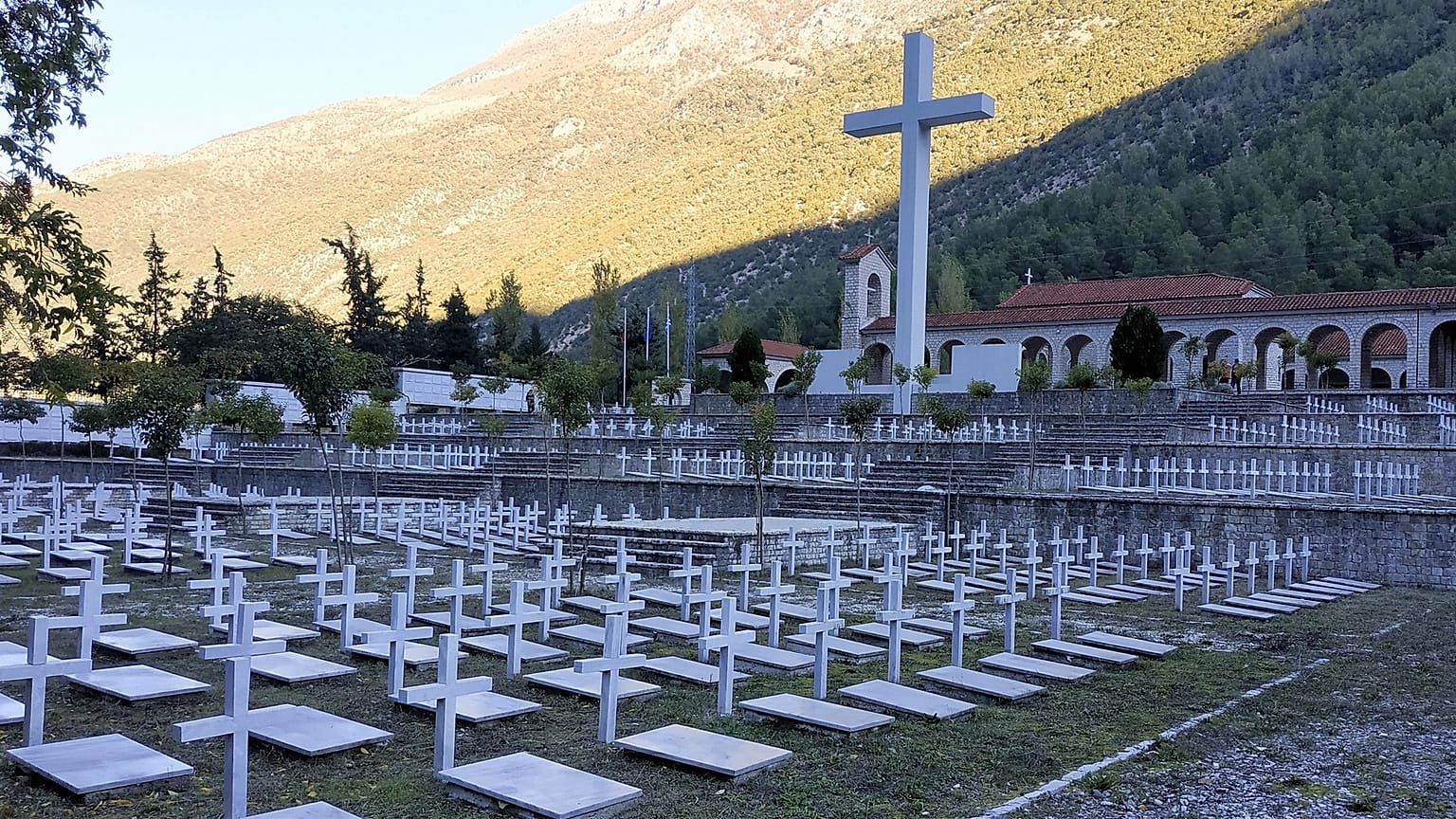 Τελέστηκε η ταφή 32 Ελλήνων πεσόντων κατά τον ελληνοϊταλικό πόλεμο στο στρατιωτικό κοιμητήριο Κλεισούρας	