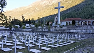 Τελέστηκε η ταφή 32 Ελλήνων πεσόντων κατά τον ελληνοϊταλικό πόλεμο στο στρατιωτικό κοιμητήριο Κλεισούρας	