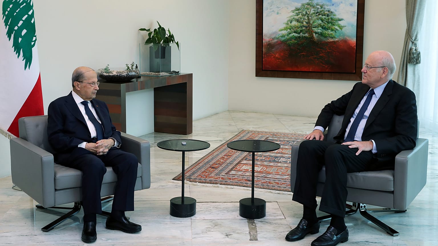 Lübnan Cumhurbaşkanı Mişel Avn (sol), Lübnan Başbakanı Necib Mikati