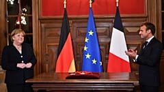 'Muchas muchas gracias, querida Angela': Macron se despide cariñosamente de la canciller Merkel