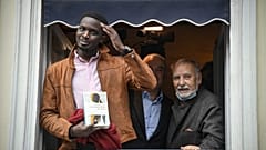 Mohamed Mbougar Sarr lors de la réception du prix Goncourt, le 3 novembre 2021 (Paris, France)