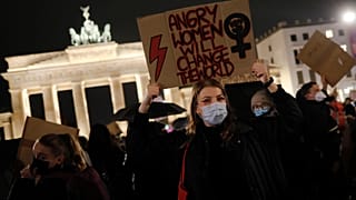 Lengyel nő tüntet Berlinben a lengyelországi abortuszszabályozás szigorítása ellen 2021. október 29-én