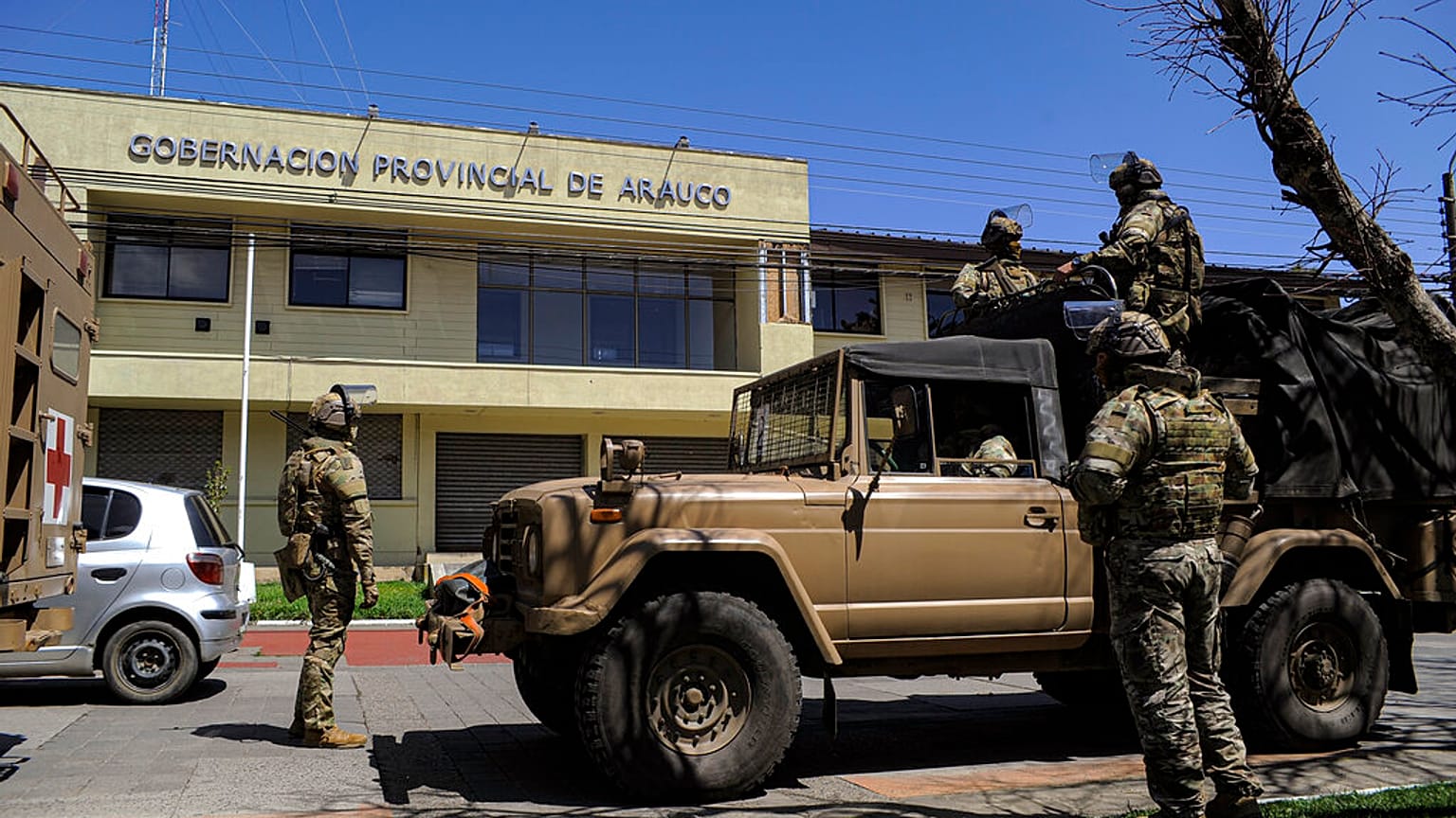 Soldados patrullan el frente de un edificio del gobierno provincial en Arauco, en la región de la Araucanía, en el sur de Chile, tras la declaración del estado de excepción.
