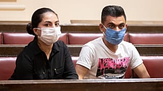 صورة أرشيفية من داخل محكمة مونس في بلجيكا في 8 يونيو 2020 لوالدي الطفلة الكردية مودة التي قتلت برصاصة أطلقها شرطي بلجيكي أثناء محاولته توقيف سيارة فان تعمل على تهريب مهاجرين