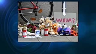 Игрушки и цветы в Золингене, у дома, в котором были убиты пятеро детей
