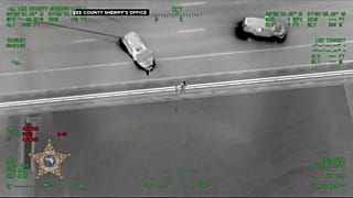 رجلٌ يقفز من على جسر مرتفع بولاية فلوريدا الأمريكية في محاولة منه للهروب من الشرطة التي تطارده بعدما اشبهت بأنه قد سرق الشاحنة التي يقودها 