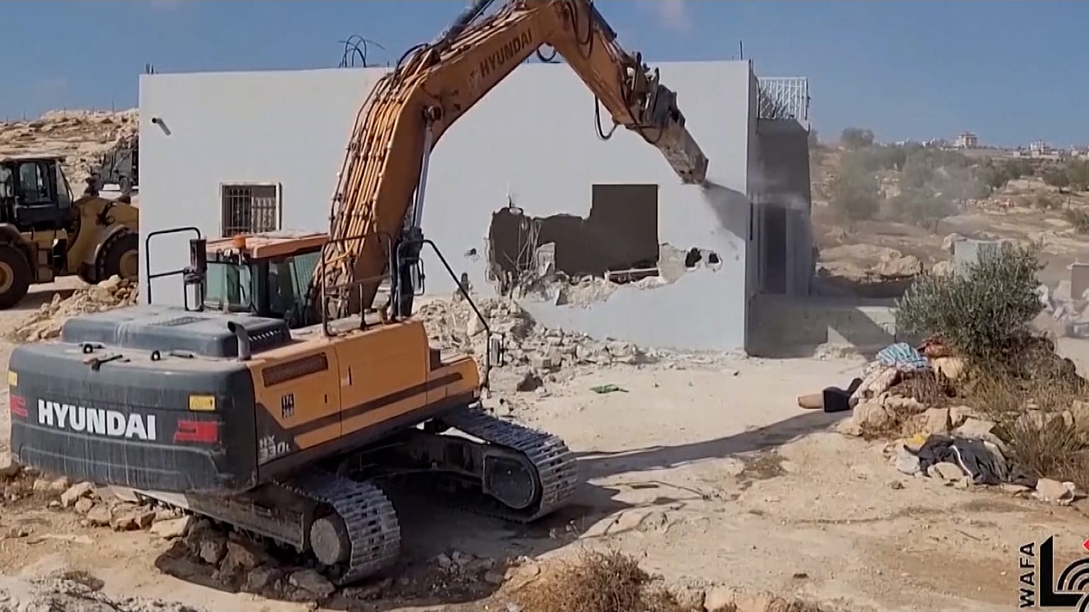 تصاویر تخریب خانه یک فلسطینی توسط ماموران اسرائيلی  