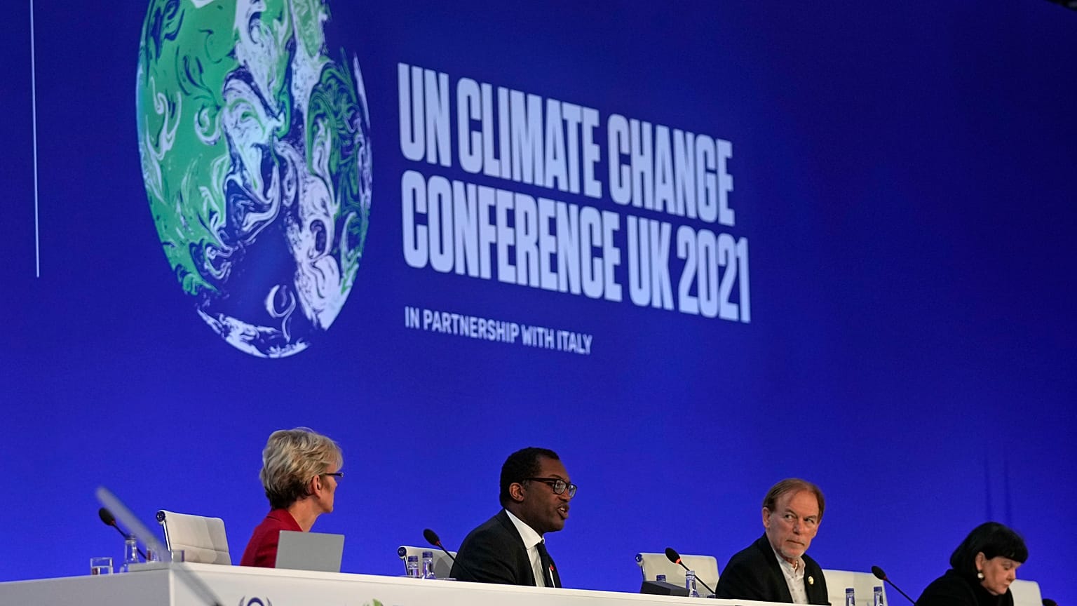 Kwasi Kwarteng, segundo a la izquierda, Secretario de Estado británico de Negocios, Energía y Estrategia Industrial habla sobre en la COP26 en Glasgow, el 4 de noviembre.