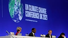 Kwasi Kwarteng, segundo a la izquierda, Secretario de Estado británico de Negocios, Energía y Estrategia Industrial habla sobre en la COP26 en Glasgow, el 4 de noviembre.