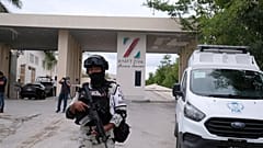 Fuerzas gubernamentales vigilan la entrada del hotel tras un enfrentamiento armado cerca de Puerto Morelos, 4/11/2021, Quintana Roo, México