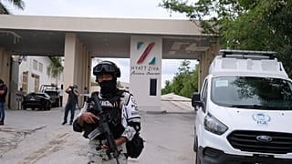 Fuerzas gubernamentales vigilan la entrada del hotel tras un enfrentamiento armado cerca de Puerto Morelos, 4/11/2021, Quintana Roo, México