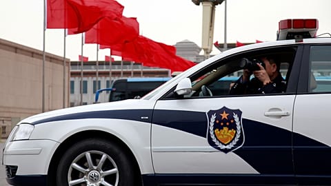 Aracın içinden fotoğraf çeken Çin polisi