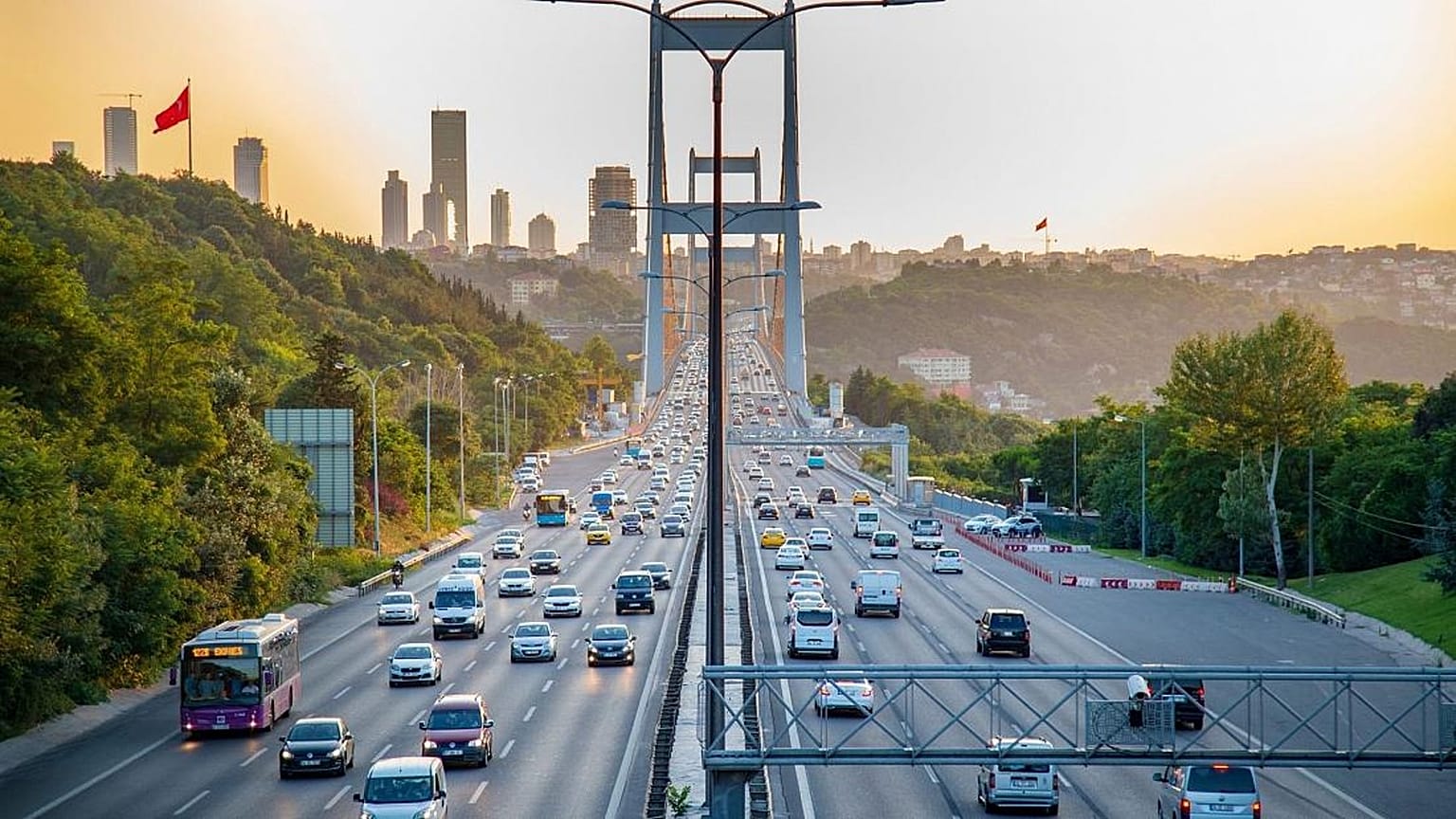 Avrupa'nın en kalabalık şehri olan İstanbul'da her gün ortalama 3.8 milyon araç trafiğe çıkıyor. Bu rakam her gün 600 kadar artış gösteriyor.