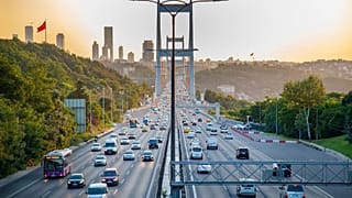 Avrupa'nın en kalabalık şehri olan İstanbul'da her gün ortalama 3.8 milyon araç trafiğe çıkıyor. Bu rakam her gün 600 kadar artış gösteriyor.