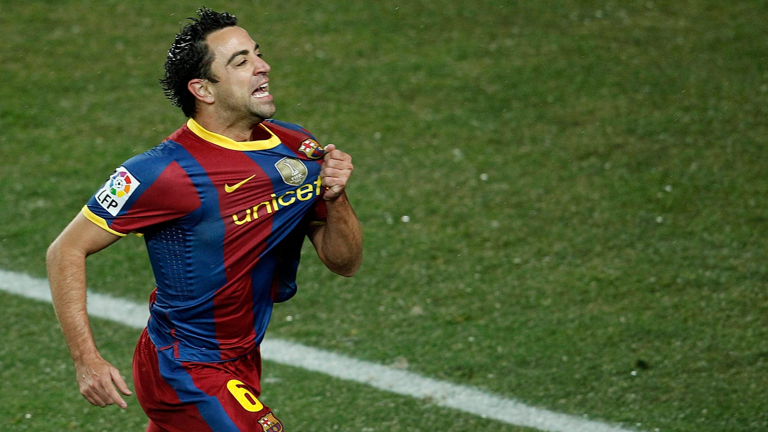 المايسترو تشافي هيرنانديز محتفلاً بهدف سجله في شباك ريال مدريد في 2010