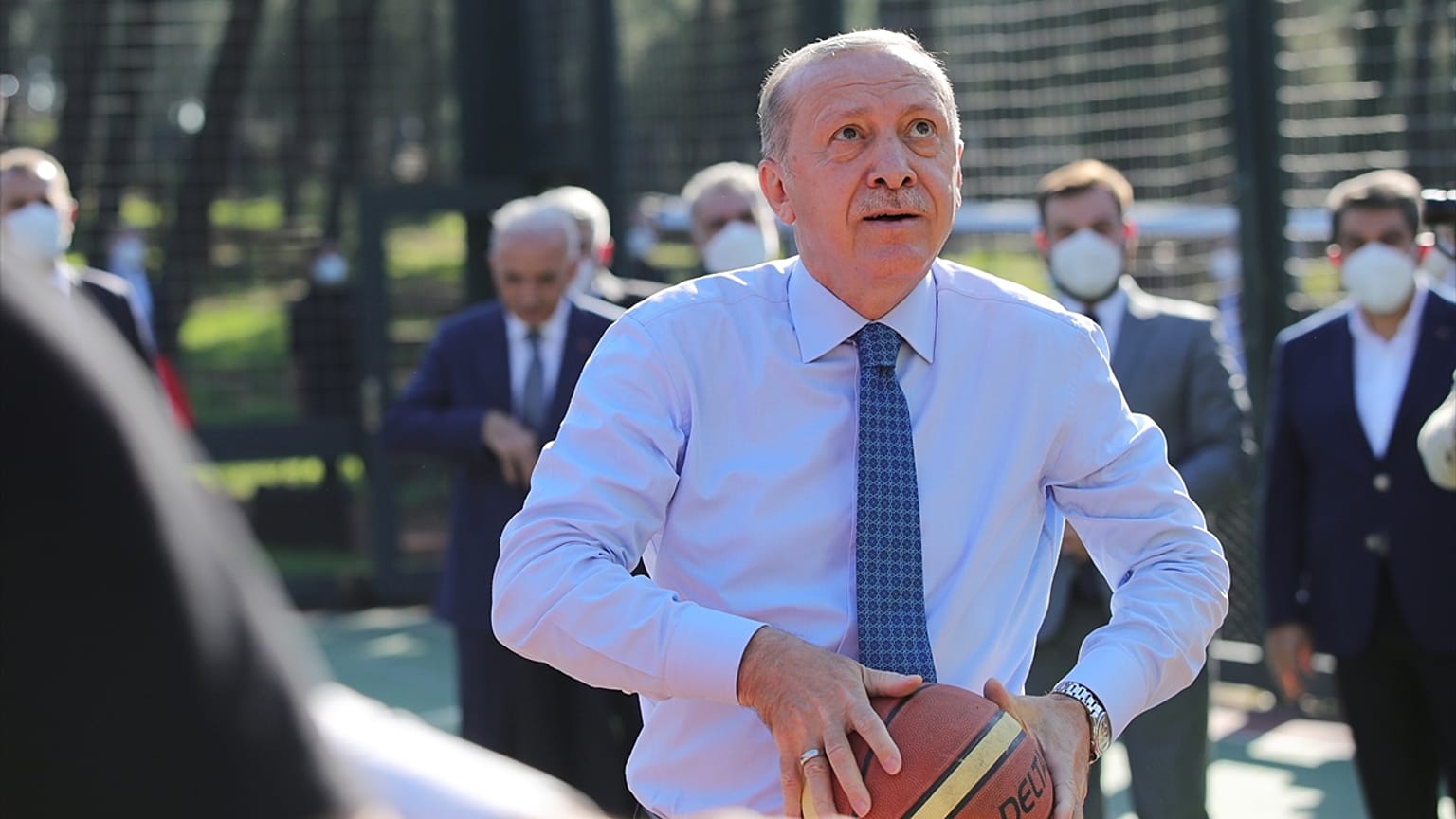 Erdoğan, millet bahçesinde basketbol oynadı