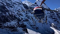 Un hélicoptère survolant la zone au Népal où trois alpinistes français sont portés disparus (1/11/2021)