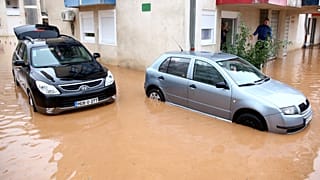 سيارات في شارع غمرته المياه في ضاحية إليدا في سراييفو، البوسنة.