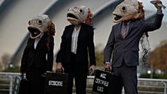 Cabezudos de pez salieron a reclamar a la COP26 el fin de la devastadora pesca abusiva 
