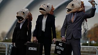 Cabezudos de pez salieron a reclamar a la COP26 el fin de la devastadora pesca abusiva