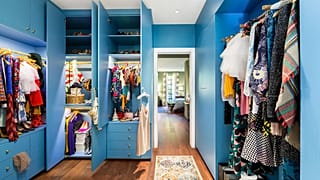 Try on clothes in Carrie's iconic walk in wardrobe