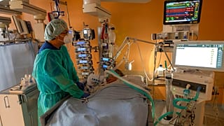 Un medico cura un paziente affetto da Covid nell'unità di terapia intensiva della clinica Asklepios di Monaco di Baviera, Germania