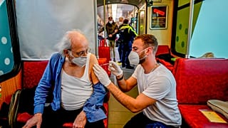 Un hombre recibe una dosis de la vacuna contra la COVID en Frankfurt, Alemania