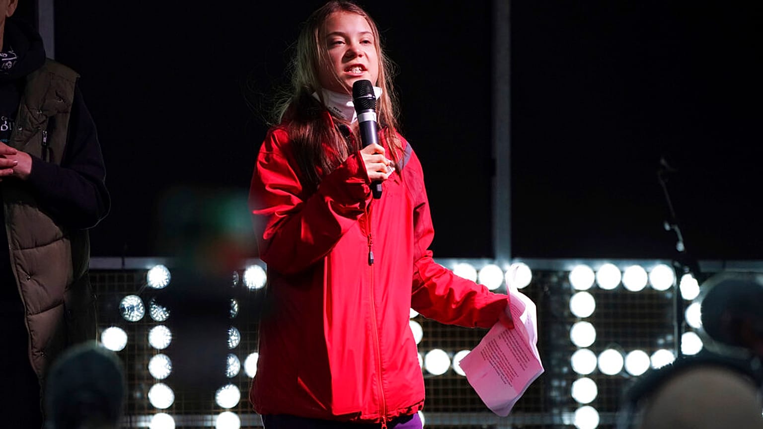 Greta Thunberg, St George Meydanı'nda kurulan platformdan protesto eylemcilerine seslendi