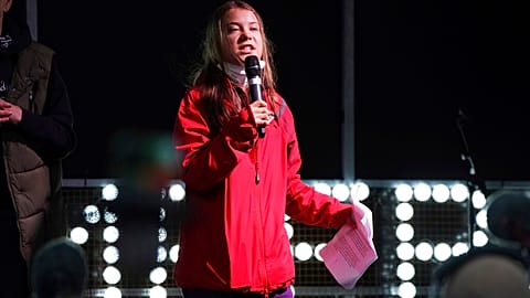 Greta Thunberg, St George Meydanı'nda kurulan platformdan protesto eylemcilerine seslendi