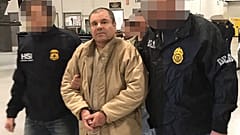  "إل تشابو"  (وسط الصورة) برفقة الشرطة المكسيكية في سيوداد خواريز أثناء تسليمه إلى الولايات المتحدة-19 يناير 2017