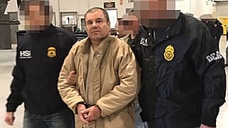 "إل تشابو" (وسط الصورة) برفقة الشرطة المكسيكية في سيوداد خواريز أثناء تسليمه إلى الولايات المتحدة-19 يناير 2017