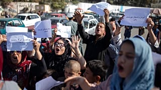 Ağustos ayında yönetimi ele geçiren Taliban kadınların düzenlediği sokak gösterilerini dağıtmış ve proestoları haberleştiren gazeteticileri tutuklamakla tehdit etmişti.