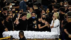 Trauernde am Sarg von Marília Mendonça 