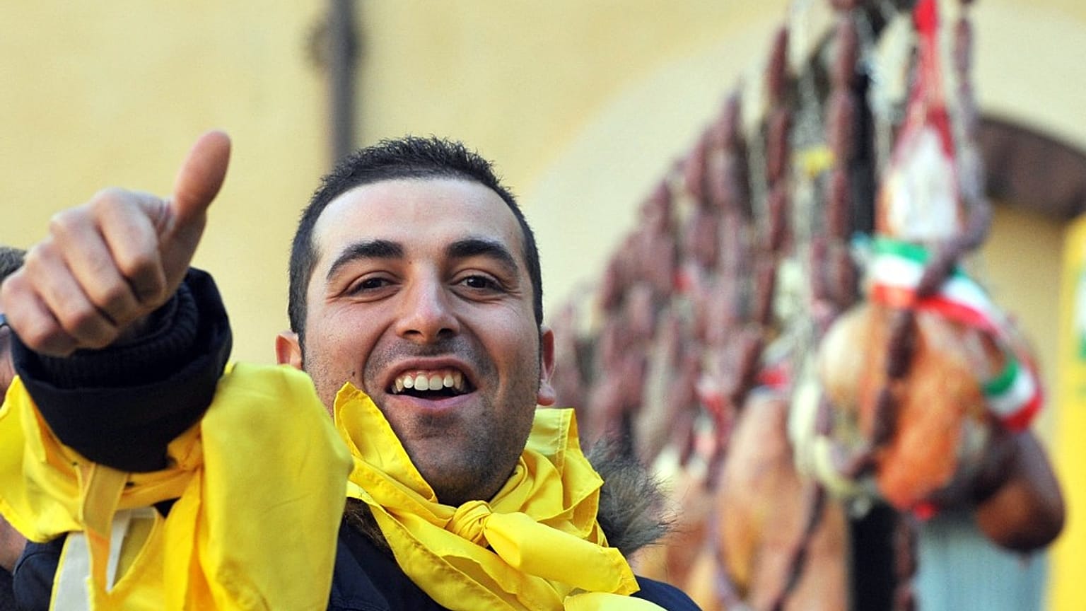أحد المتظاهرين أمام البرلمان الإيطالي في روما، خلال احتجاج ضد واردات الأغذية الأجنبية المستخدمة في صنع المنتجات الإيطالية - ديسمبر 2013