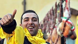 أحد المتظاهرين أمام البرلمان الإيطالي في روما، خلال احتجاج ضد واردات الأغذية الأجنبية المستخدمة في صنع المنتجات الإيطالية - ديسمبر 2013