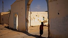 طفل لاجئ صحراوي يقف في الظل في مخيم بوجدور للاجئين،  11 أكتوبر 2021
