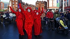 Miles de personas se manifiestan por todo el mundo para reclamar acciones radicales a la COP26