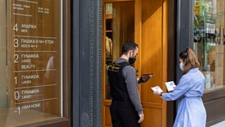 Überprüfung am Eingang eines Geschäfts in Athen