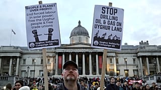 Londra'da on binlerce kişi iklim için yürüdü