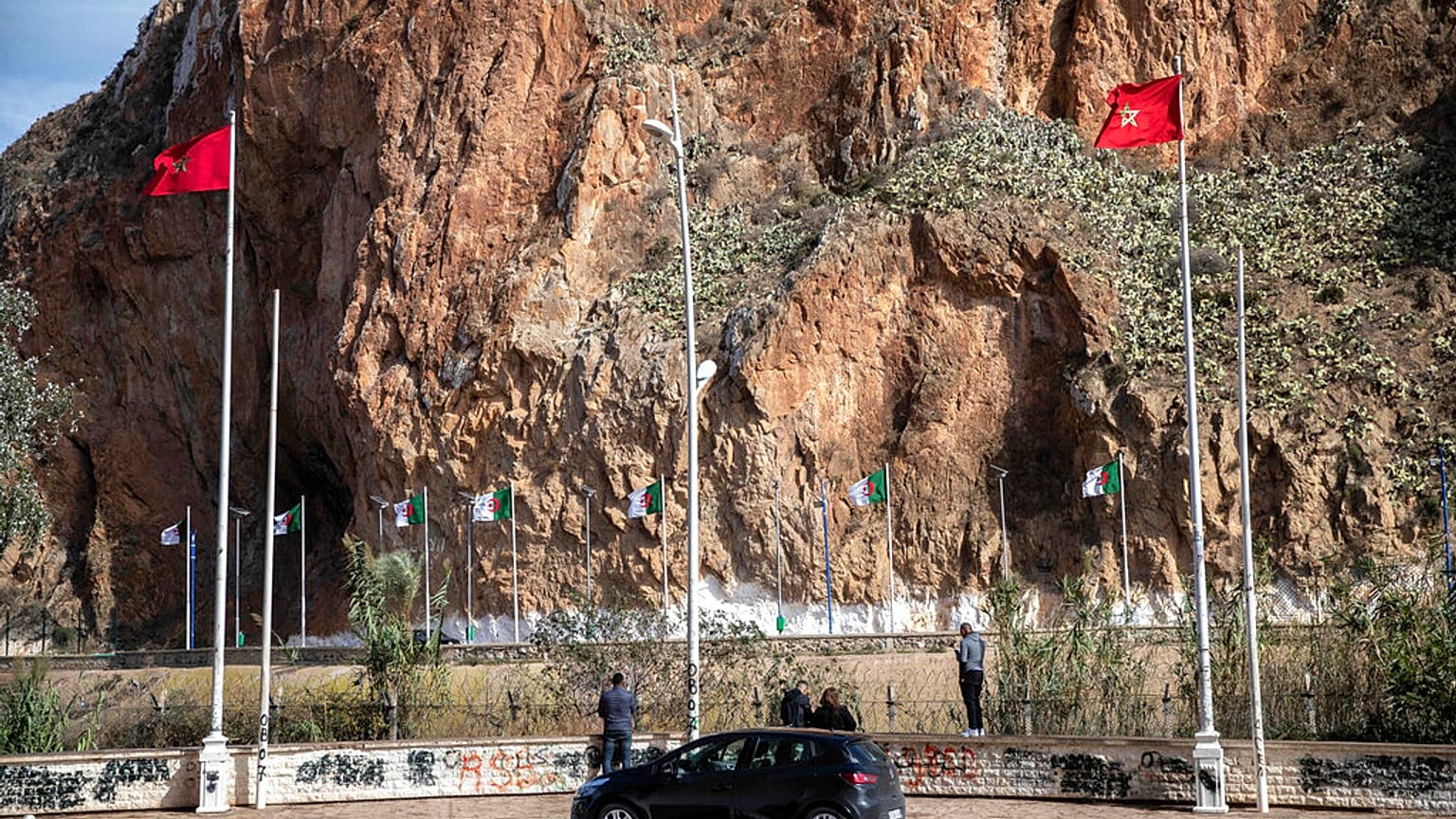 على جانبي الحدود المغربية الجزائرية المغلقة، بالقرب من مدينة وجدة المغربية، الجمعة 5 نوفمبر 2021. 