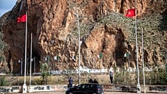 على جانبي الحدود المغربية الجزائرية المغلقة، بالقرب من مدينة وجدة المغربية، الجمعة 5 نوفمبر 2021. 