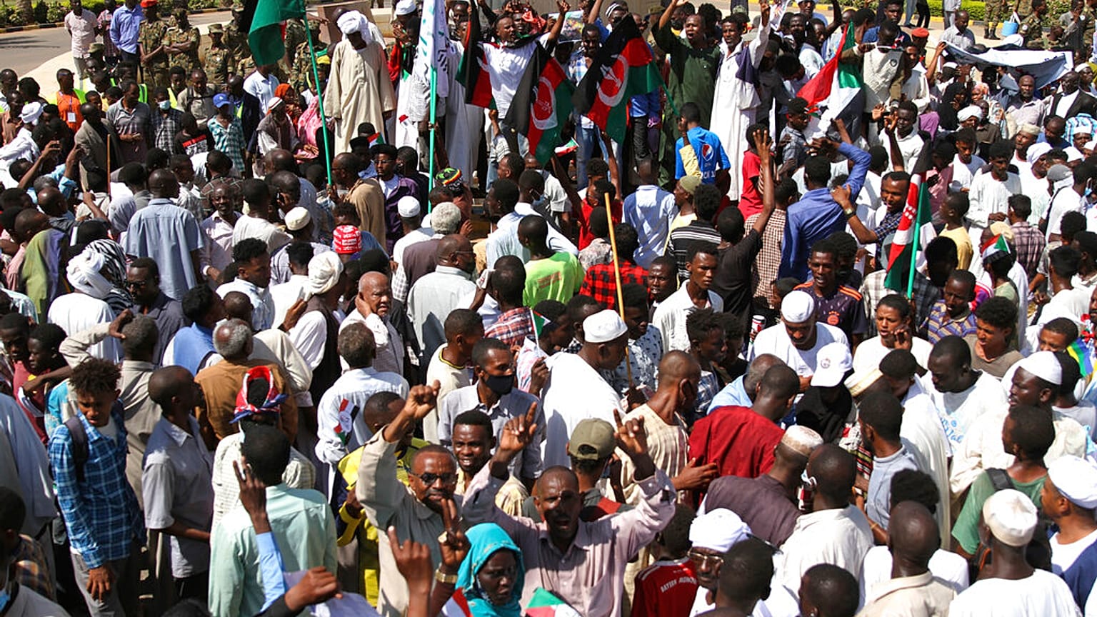 متظاهرون سودانيون يشاركون في مسيرة للمطالبة بحل الحكومة الانتقالية، الخرطوم، السودان،  16 أكتوبر 2021